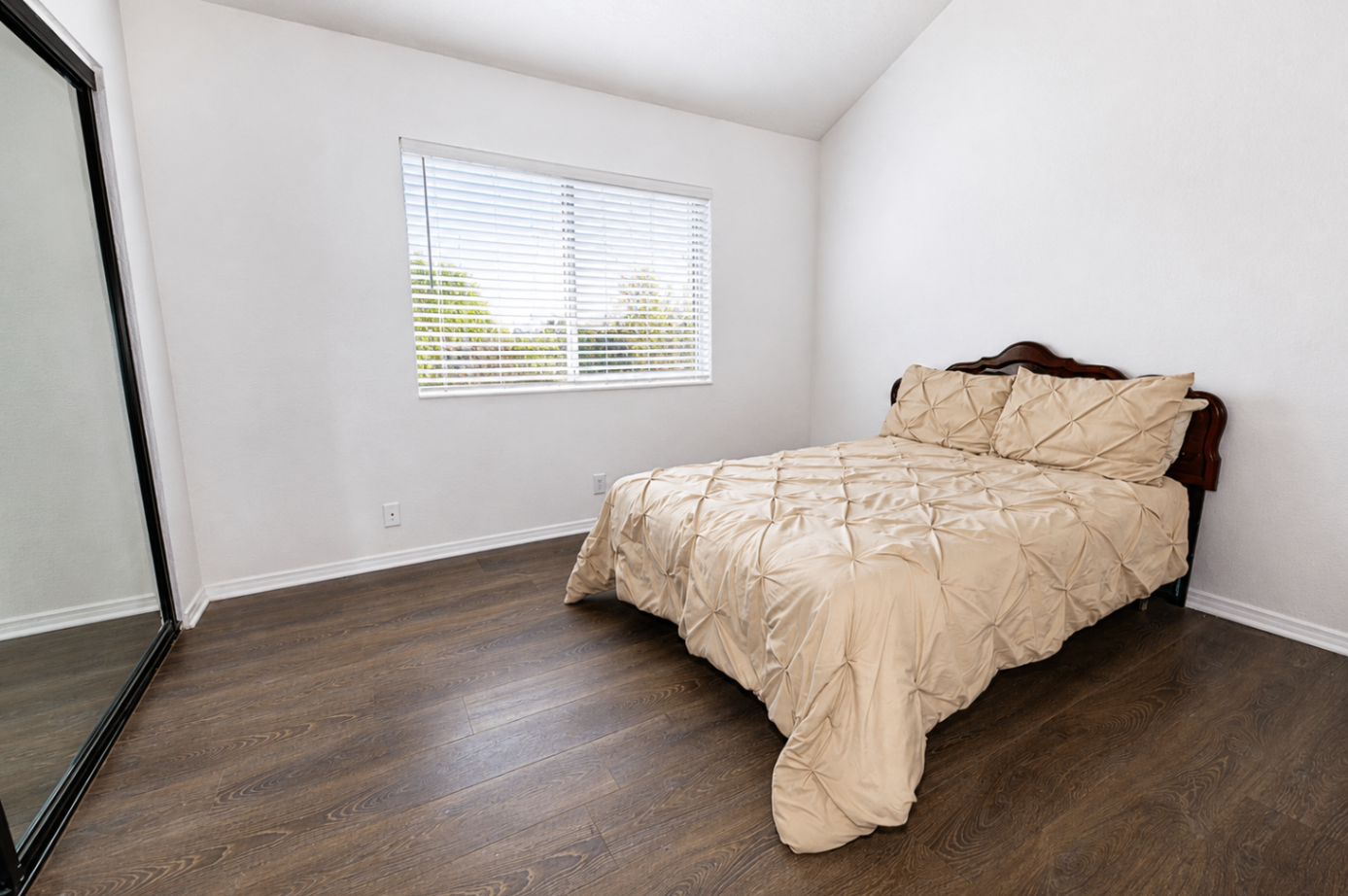 Additional bedroom with mirrored closet doors